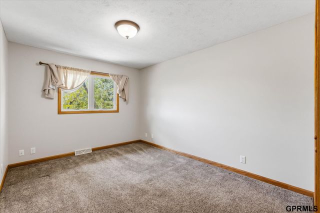 1226 N 121 Street, Omaha, NE 68154
