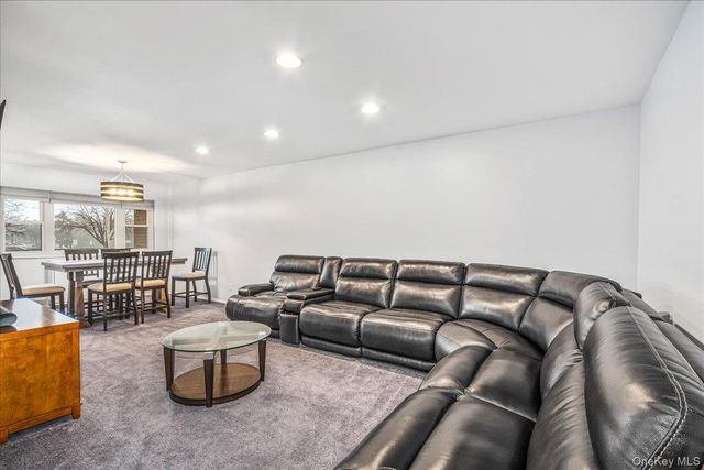 10 Lenox Road 2F, Rockville Centre, NY 11570