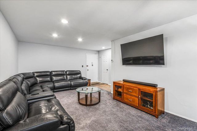 10 Lenox Road 2F, Rockville Centre, NY 11570