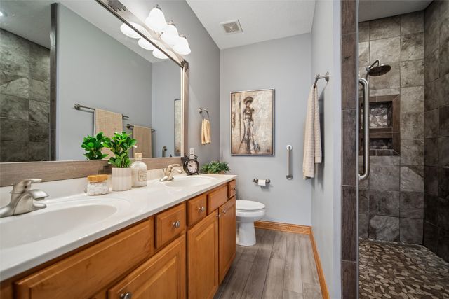 12208 Madison Avenue, Urbandale, IA 50323