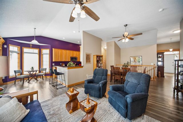 12208 Madison Avenue, Urbandale, IA 50323