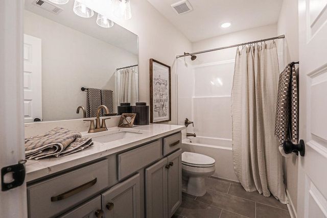 7037 WALKER FARMS DR, Bartlett, TN 38002