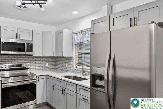 58 Colonial Road, Hanover Twp, PA 18109