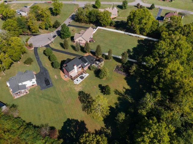 1109 Stonehenge Ct, Columbia, TN 38401