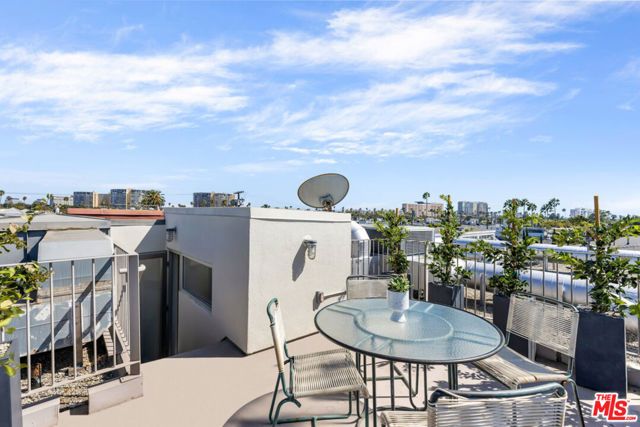 2124 Narcissus Court, Venice (los Angeles), CA 90291