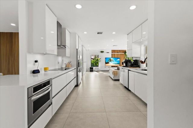 1049 W Palmetto Park Road, Boca Raton, FL 33486