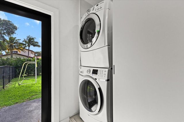 1049 W Palmetto Park Road, Boca Raton, FL 33486