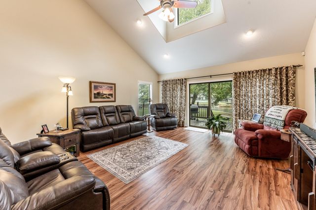 14 Wildwood Lake Dr, Huntsville, TX 77340