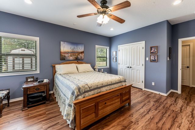 14 Wildwood Lake Dr, Huntsville, TX 77340