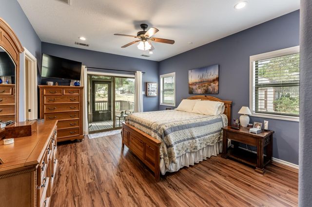 14 Wildwood Lake Dr, Huntsville, TX 77340