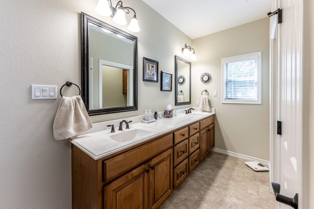 14 Wildwood Lake Dr, Huntsville, TX 77340