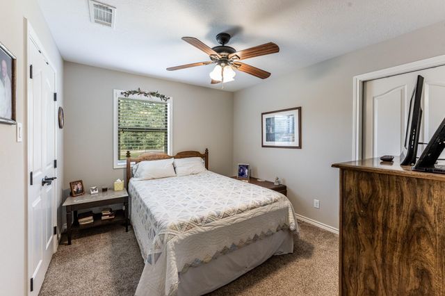 14 Wildwood Lake Dr, Huntsville, TX 77340