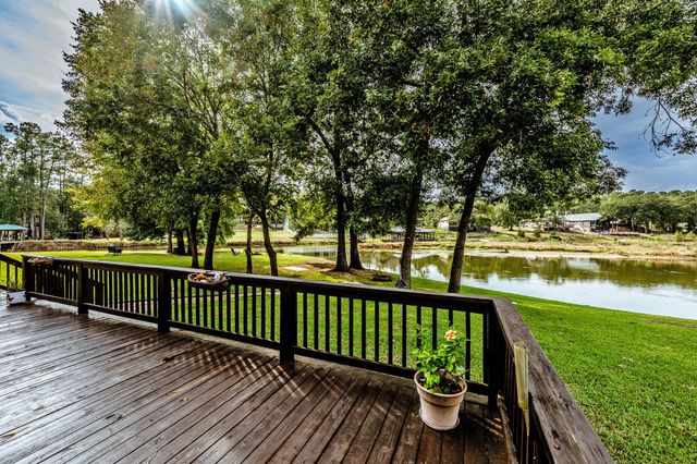 14 Wildwood Lake Dr, Huntsville, TX 77340