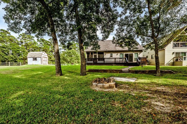 14 Wildwood Lake Dr, Huntsville, TX 77340