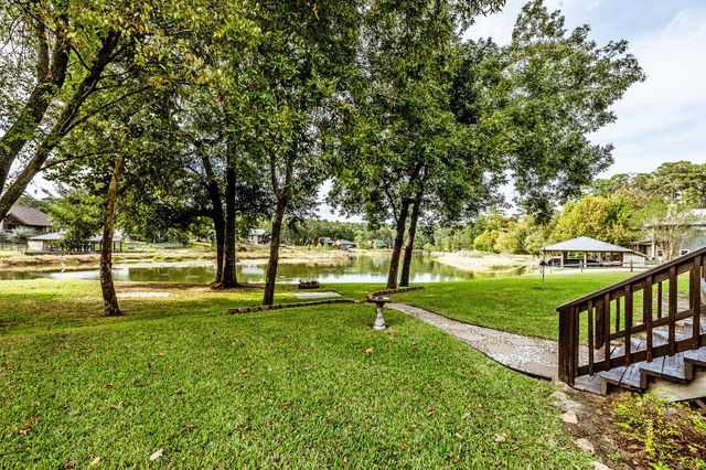 14 Wildwood Lake Dr, Huntsville, TX 77340