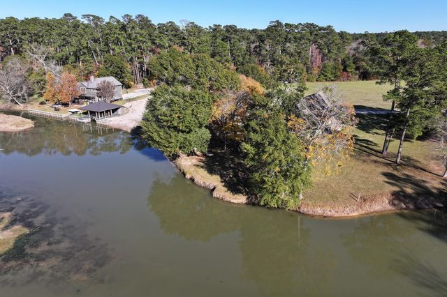 14 Wildwood Lake Dr, Huntsville, TX 77340