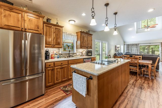 14 Wildwood Lake Dr, Huntsville, TX 77340