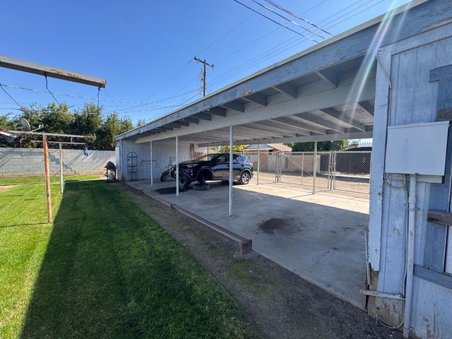 3236 E Clinton Avenue, Fresno, CA 93703