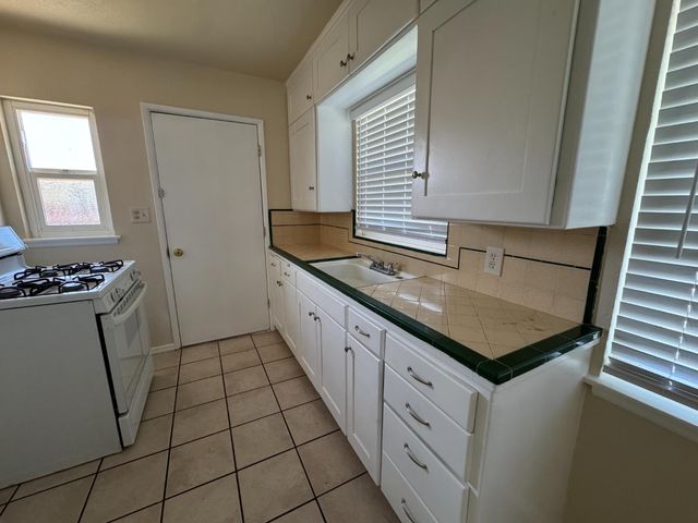 3236 E Clinton Avenue, Fresno, CA 93703