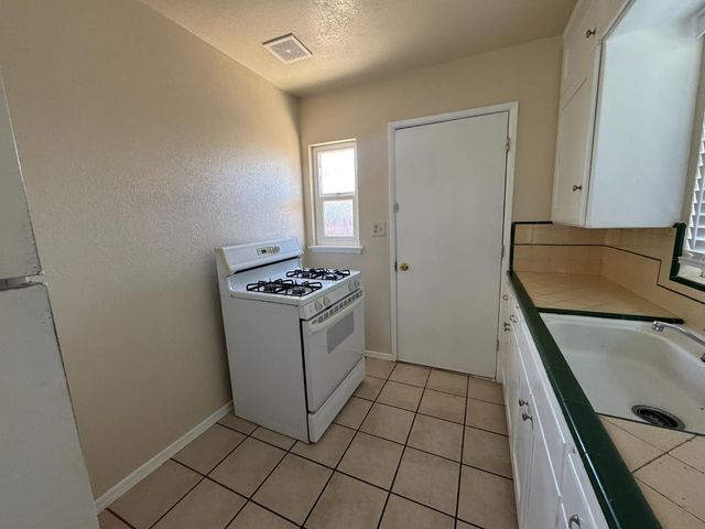 3236 E Clinton Avenue, Fresno, CA 93703