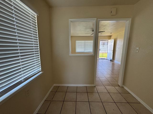 3236 E Clinton Avenue, Fresno, CA 93703