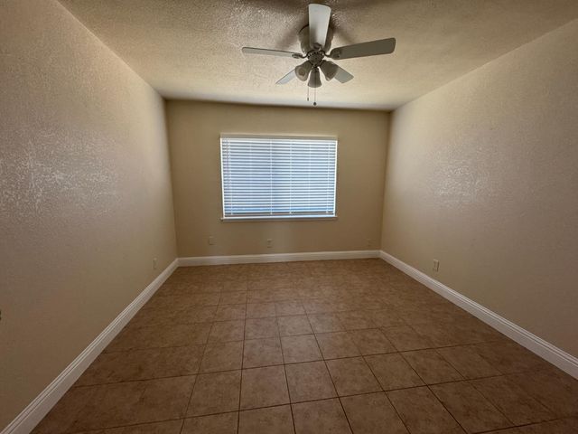 3236 E Clinton Avenue, Fresno, CA 93703