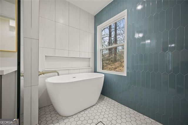 2433 Helmsdale NE, Atlanta, GA 30345