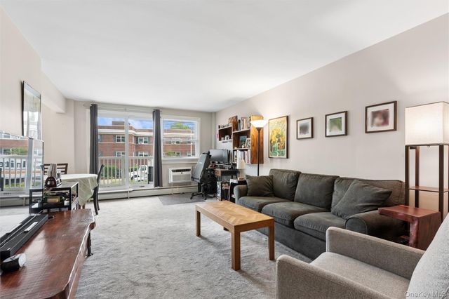 61 Maine Avenue D12, Rockville Centre, NY 11570