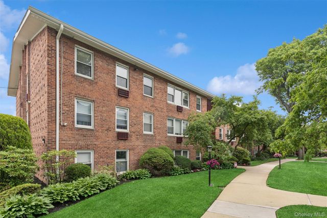 61 Maine Avenue D12, Rockville Centre, NY 11570