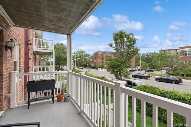 61 Maine Avenue D12, Rockville Centre, NY 11570