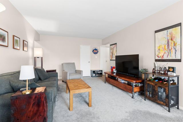 61 Maine Avenue D12, Rockville Centre, NY 11570