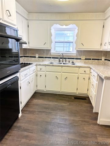 803 W Moore Street, Henryetta, OK 74437