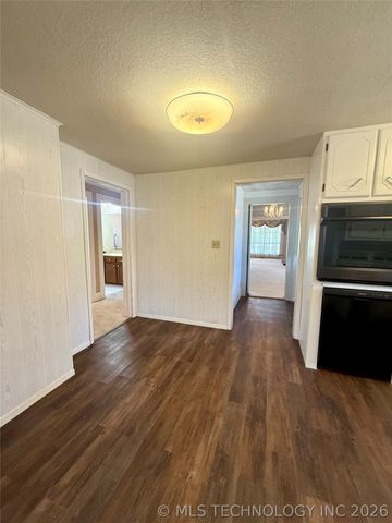 803 W Moore Street, Henryetta, OK 74437