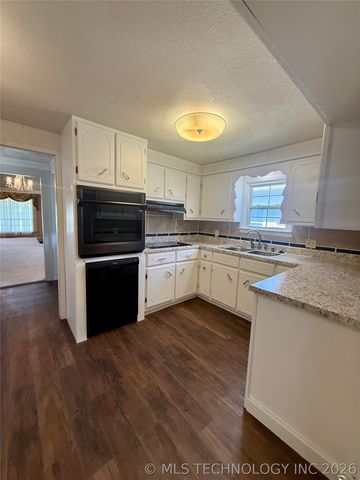 803 W Moore Street, Henryetta, OK 74437
