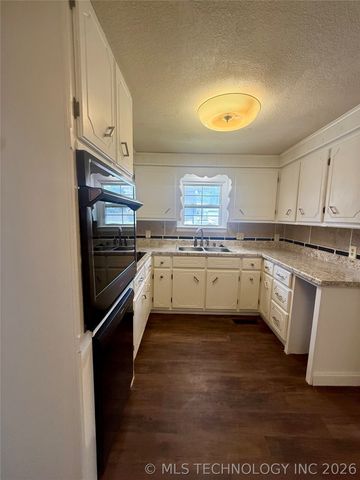 803 W Moore Street, Henryetta, OK 74437