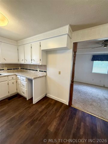 803 W Moore Street, Henryetta, OK 74437