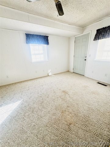 803 W Moore Street, Henryetta, OK 74437