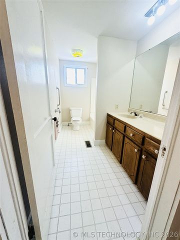 803 W Moore Street, Henryetta, OK 74437