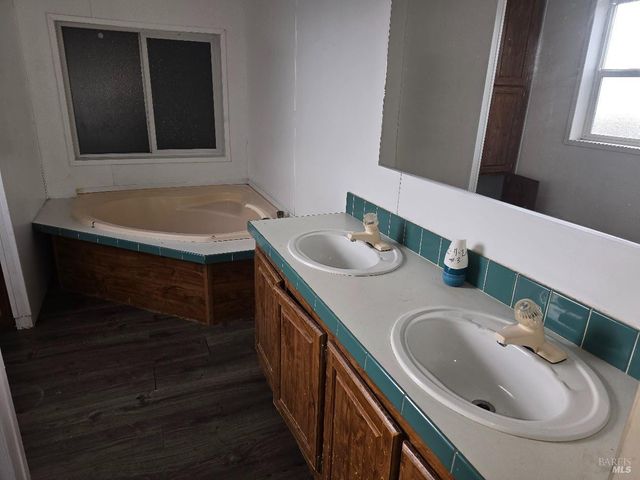 21441 Pineview Dr, Willits, CA 95490