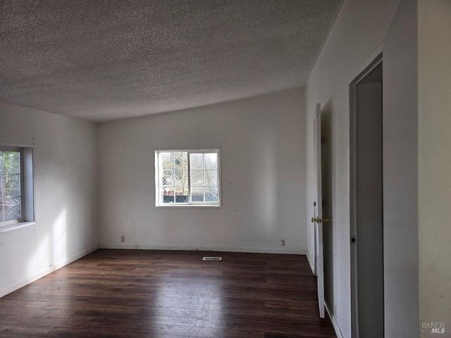 21441 Pineview Dr, Willits, CA 95490