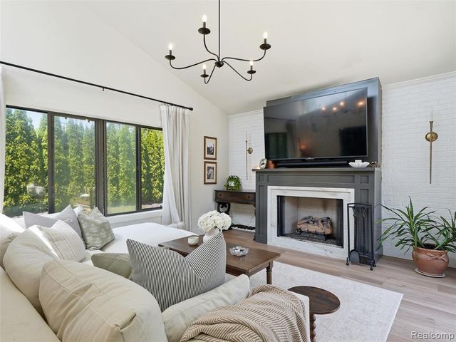 2950 Middlebury Lane, Bloomfield Hills, MI 48301
