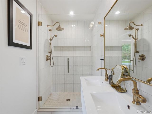 2950 Middlebury Lane, Bloomfield Hills, MI 48301