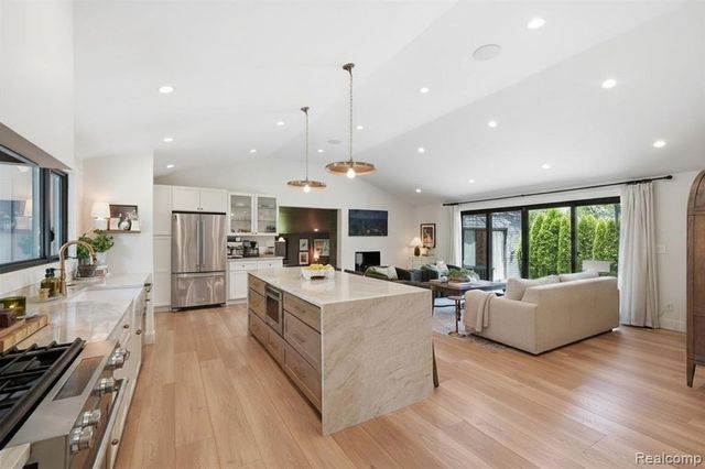2950 Middlebury Lane, Bloomfield Hills, MI 48301