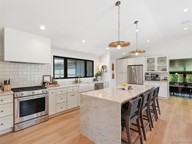 2950 Middlebury Lane, Bloomfield Hills, MI 48301