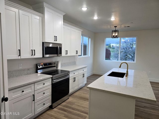 21001 Carriage Drive, Tehachapi, CA 93561