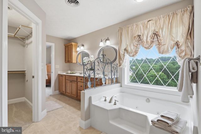 18 TREASURE DR, Martinsburg, WV 25403