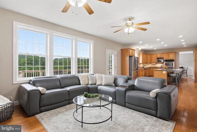 18 TREASURE DR, Martinsburg, WV 25403