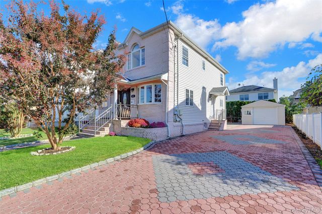 32 3rd Avenue, New Hyde Park, NY 11040