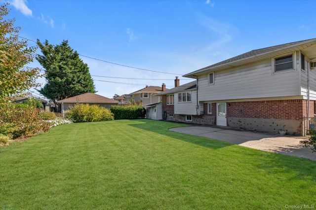 5 Lane Avenue, Plainview, NY 11803