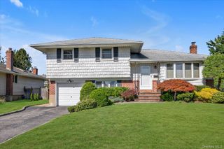 5 Lane Avenue, Plainview, NY 11803